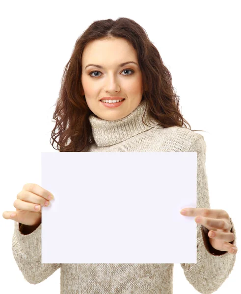 Mujer joven sosteniendo una cartelera vacía sobre fondo blanco —  Fotos de Stock