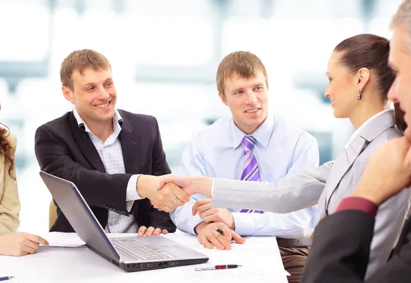 Business skakar hand, avslutad upp ett möte — Stockfoto