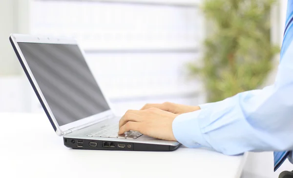 Persoon te typen op een moderne laptop in een kantoor — Stockfoto