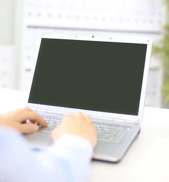 Persona Digitando su un computer portatile moderno in un ufficio — Foto Stock