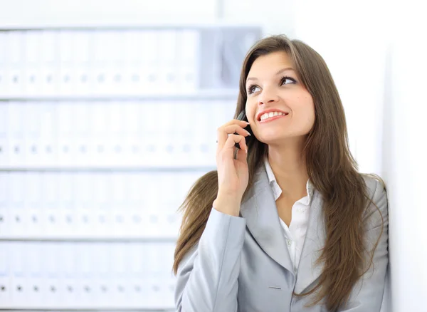 Hermosa mujer de negocios hablando en el teléfono celular mientras mira copyspace —  Fotos de Stock