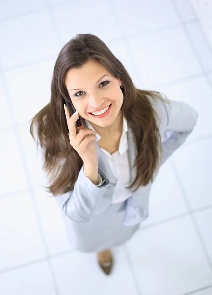 Retrato de uma bela mulher de negócios falando em seu telefone celular — Fotografia de Stock
