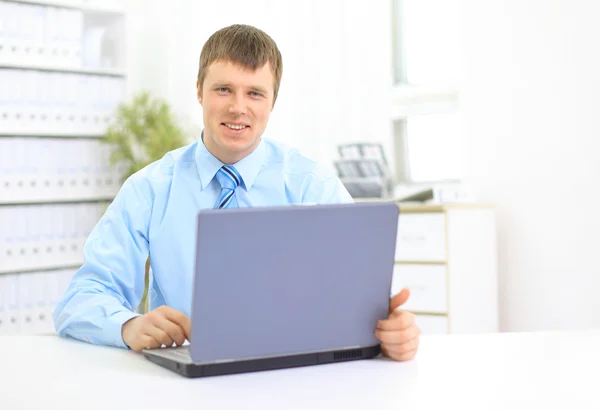 Πορτρέτο του απασχολημένος διαχειριστή πληκτρολογώντας για το φορητό υπολογιστή στο γραφείο — Φωτογραφία Αρχείου
