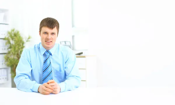 Молодой бизнесмен в своем кабинете — стоковое фото