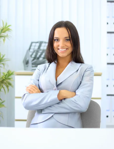 Mulher de negócios bonita sorrindo para o escritório — Fotografia de Stock