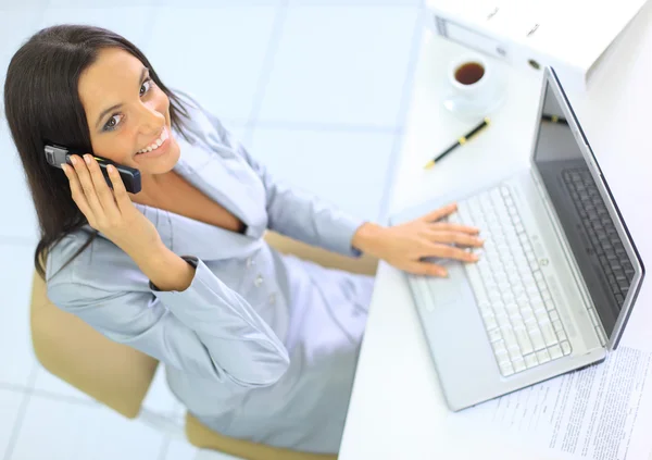 Vacker affärskvinna prata i telefon på kontoret — Stockfoto