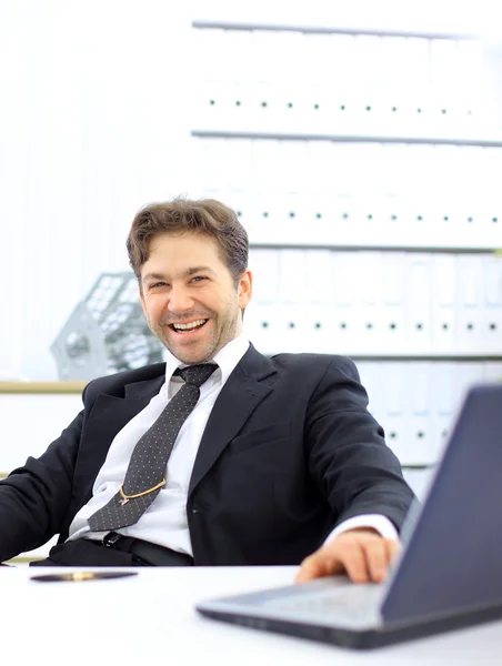 Szczęśliwy biznesmen w biurze — Zdjęcie stockowe