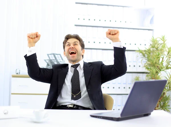 Empresário feliz no escritório — Fotografia de Stock