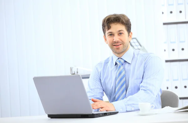 Fechar-se de empregado no escritório que trabalha no computador portátil — Fotografia de Stock