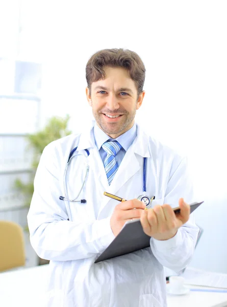Arzt mit Stethoskop. Isoliert über weißem Hintergrund — Stockfoto