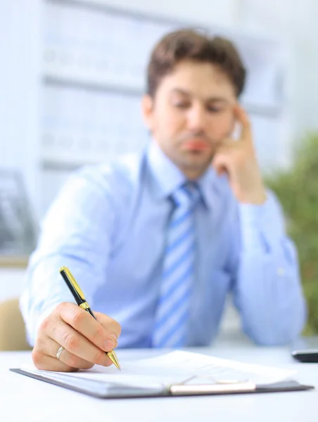 Portrait d'un homme d'affaires remplissant un formulaire, se concentrer sur la main tenant le stylo — Photo