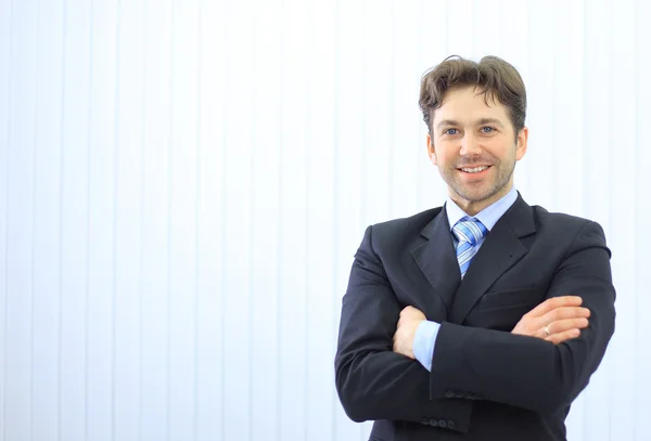 Portret van gelukkige jonge zakenman op kantoor — Stockfoto