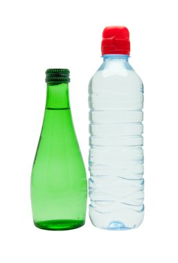 Beyazların üzerinde izole edilmiş su şişeleri.