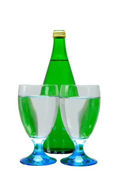 Garrafa verde e copo de água — Fotografia de Stock