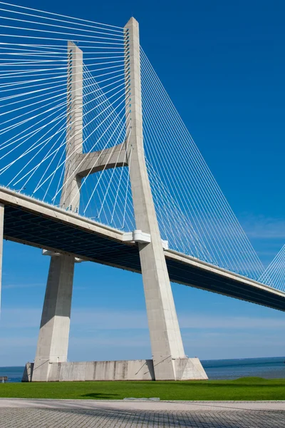 Beskåda av vasco da gama-bron - Lissabon — Stockfoto