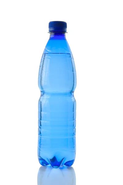 Uma garrafa de água mineral refletida no bac branco — Fotografia de Stock