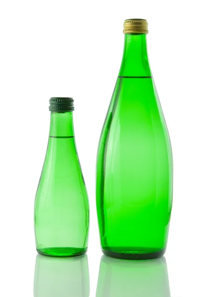 Пляшки мінеральної води, відображені на білому фоні — стокове фото
