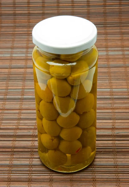Aceitunas en vinagre en frasco de vidrio — Foto de Stock