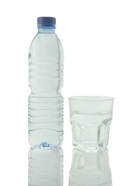 Bottiglia e bicchiere di acqua minerale riflessa su w — Foto Stock