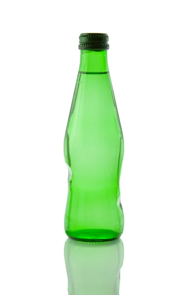 Una botella de agua mineral reflejada en bac blanco —  Fotos de Stock
