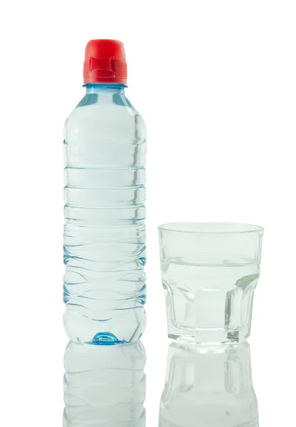 Botella y vaso de agua mineral —  Fotos de Stock