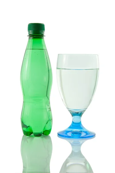 Garrafa e vidro de água mineral — Fotografia de Stock