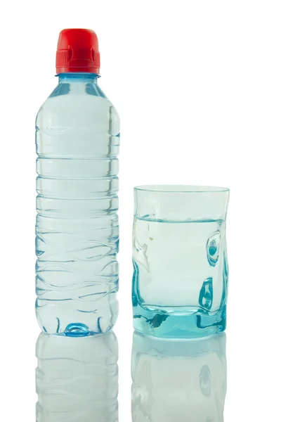 Bottiglia e bicchiere di acqua minerale — Foto Stock