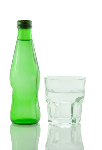 Пляшка і склянка мінеральної води — стокове фото