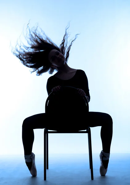 Silueta de bailarina sobre azul —  Fotos de Stock