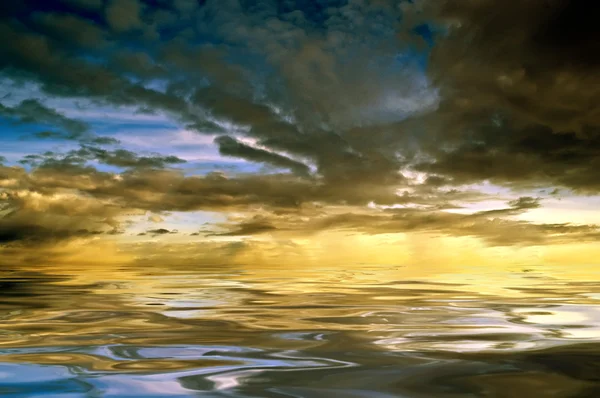 Солнце садится над морем — стоковое фото