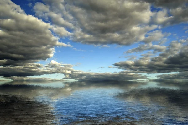 Небо над спокойным морем — стоковое фото