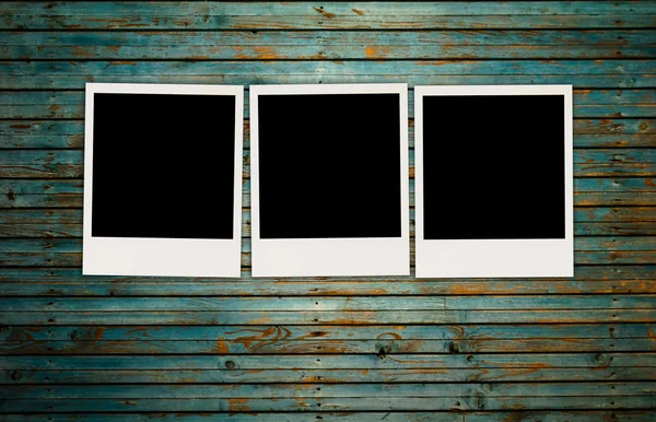 Três fotos em branco na parede de Shabby — Fotografia de Stock