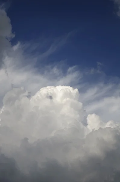 Красивими хмарного неба — стокове фото