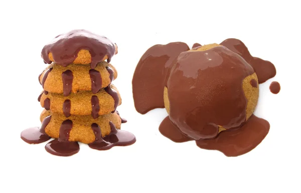 Овсяные печенья с шоколадным сиропом — стоковое фото