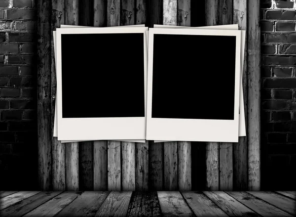 Dvě prázdné fotografie v temné místnosti — Stock fotografie