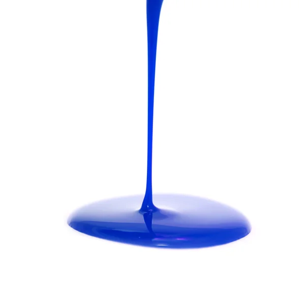 Gießen blauer Farbe (oder Nagellack)) — Stockfoto
