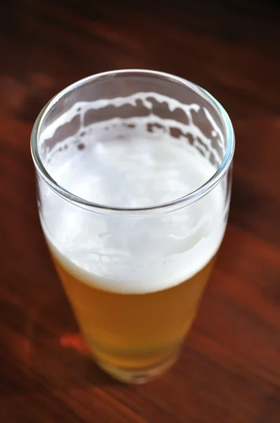 Недостроенный стакан пива — стоковое фото