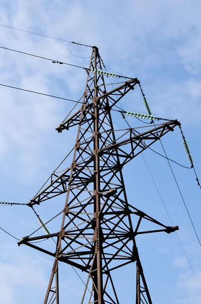 Ηλεκτρικής ενέργειας πυλώνα και τα ηλεκτροφόρα καλώδια — Φωτογραφία Αρχείου