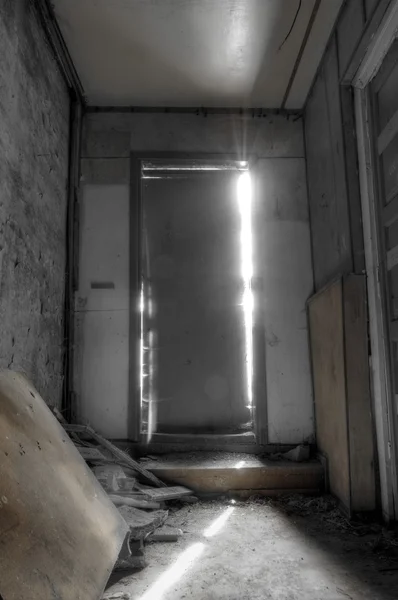 Luz que vem através da porta fechada — Fotografia de Stock