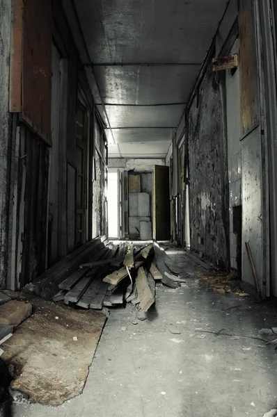 Korytarz w opuszczonym budynku — Zdjęcie stockowe