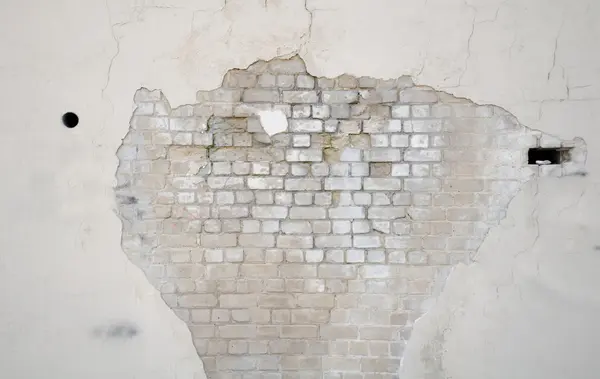 Mur de brique avec plâtre tombant — Photo