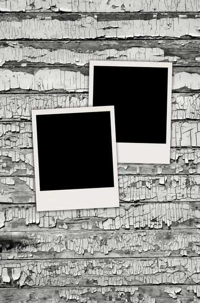 みすぼらしい壁に空白の写真 — ストック写真