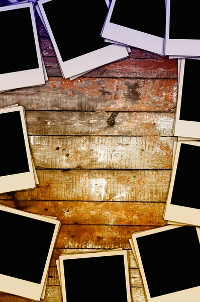Fotos em branco na parede de madeira — Fotografia de Stock