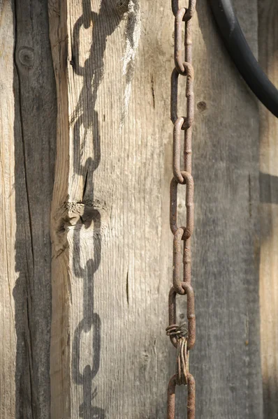 Ahşap arka plan üzerinde paslanmış zinciri — Stok fotoğraf