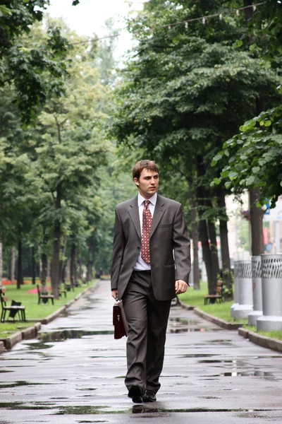 Zakenman loopt op straat — Stockfoto