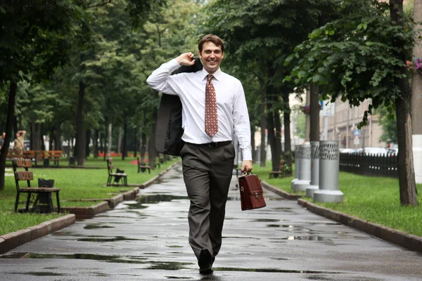 Бізнесмен, що йде по вулиці — стокове фото