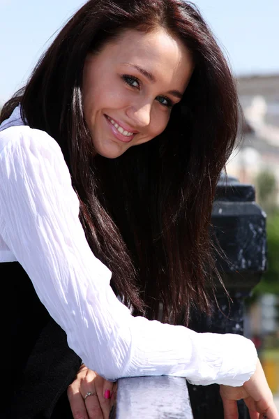 행복 한 젊은 여자 — 스톡 사진