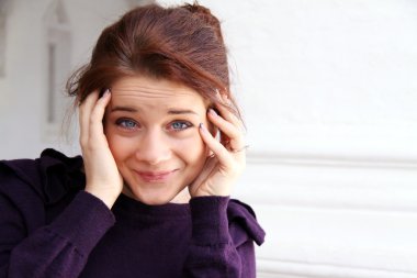 genç kız bir alın kırışıklıkları