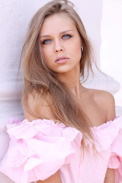 Retrato de jovem mulher em vestido rosa — Fotografia de Stock