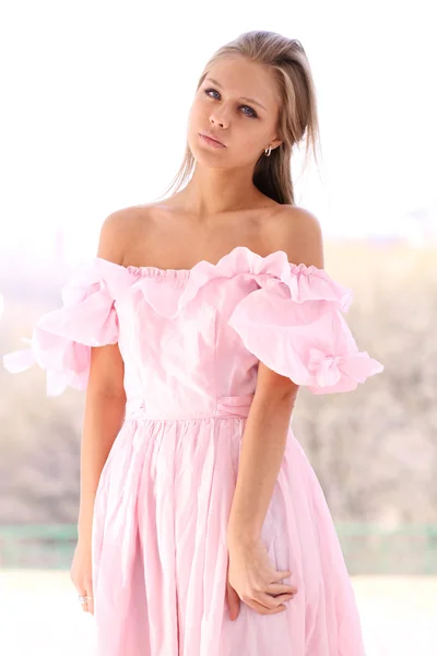 Portrét mladé ženy v růžových šatech — Stock fotografie